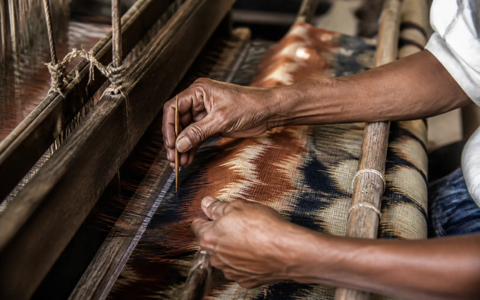 An Odisha artisan working at a traditional handloom